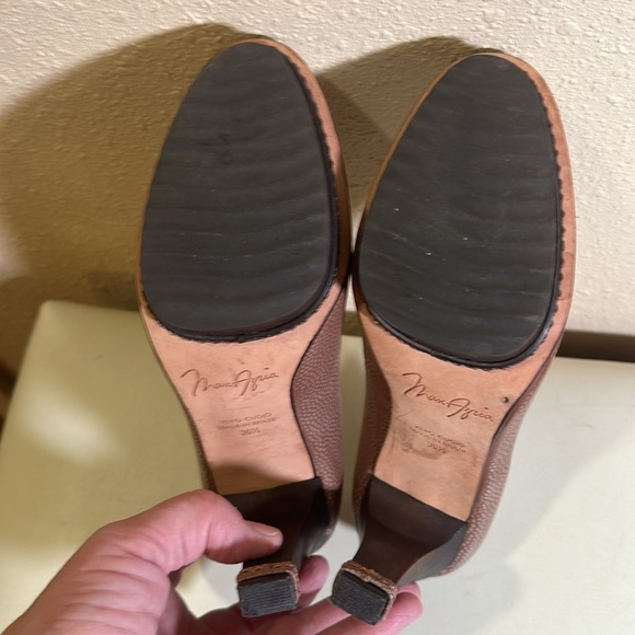 Max Azria platform pumps size 36 1/2. US 5.5 - Picture 10 of 11